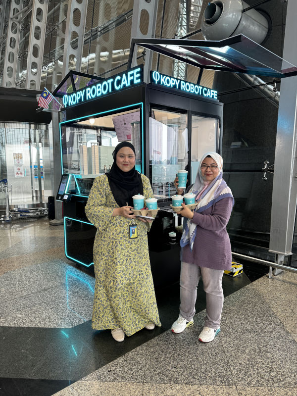 Happy customers with 5 cups